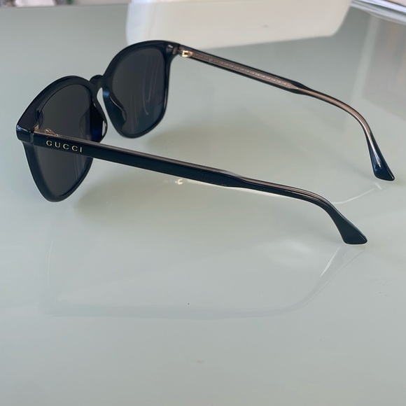 Black Gucci sunglasses - Picture 2 of 5